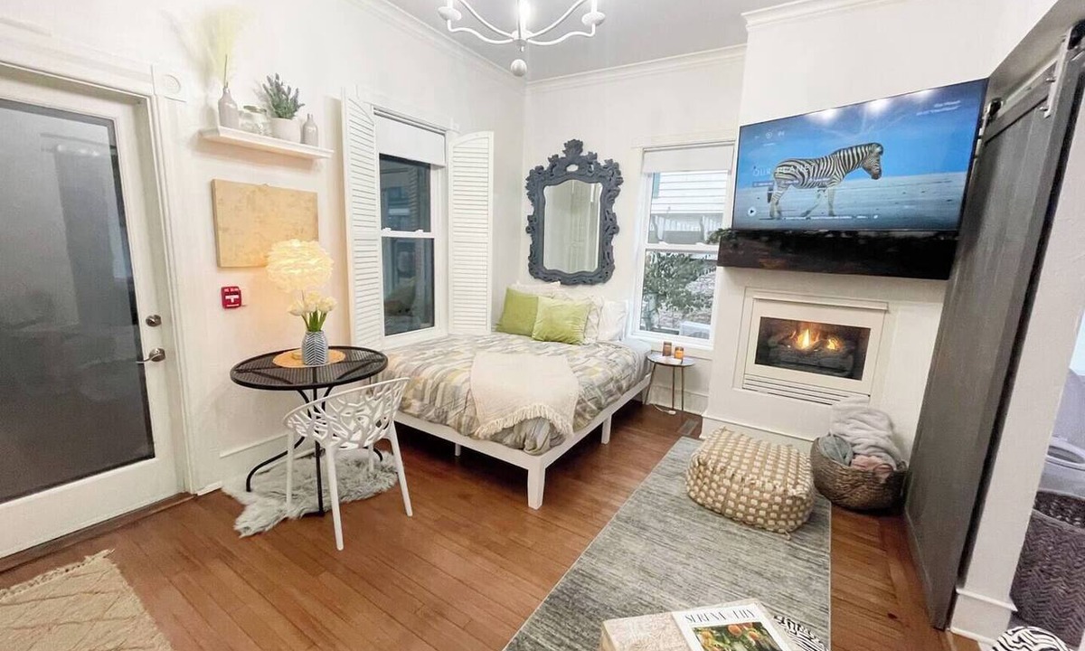 Delafield Apartment | Historic Downtown Luxury-Lake-Coffee-Spa like BA