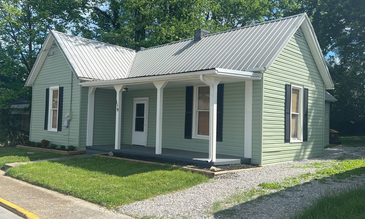Somerset House | Historic Downtown Somerset. Newly Renovated. 3 Kings. Two blocks to fountain.
