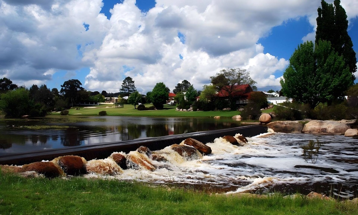 Stanthorpe Cottage | Historic Elegance in the Heart of Wine Country - Dillons Cottage Stanthorpe!