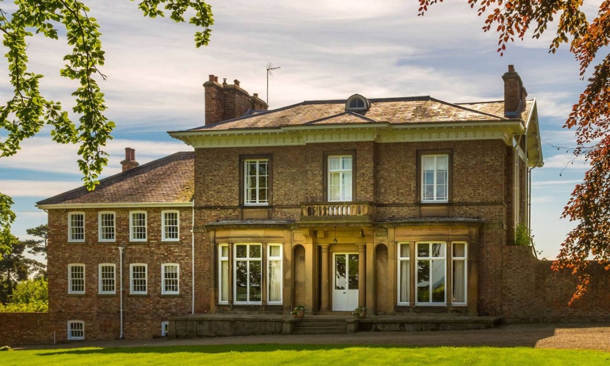 Tadcaster House | Historic Hall Wing nr York Leeds Free Hot tub