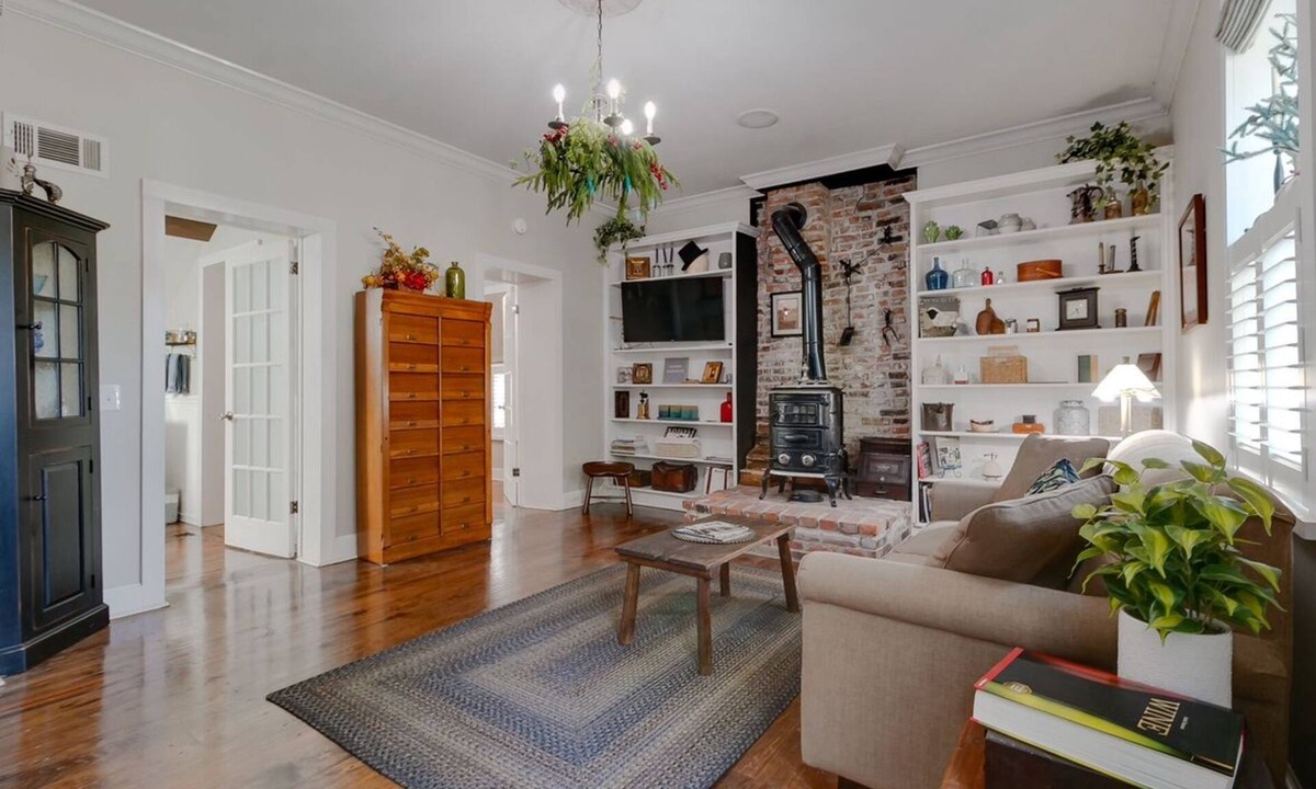 St. Charles Cottage | Historic headquarters of city founder! Gated parking!