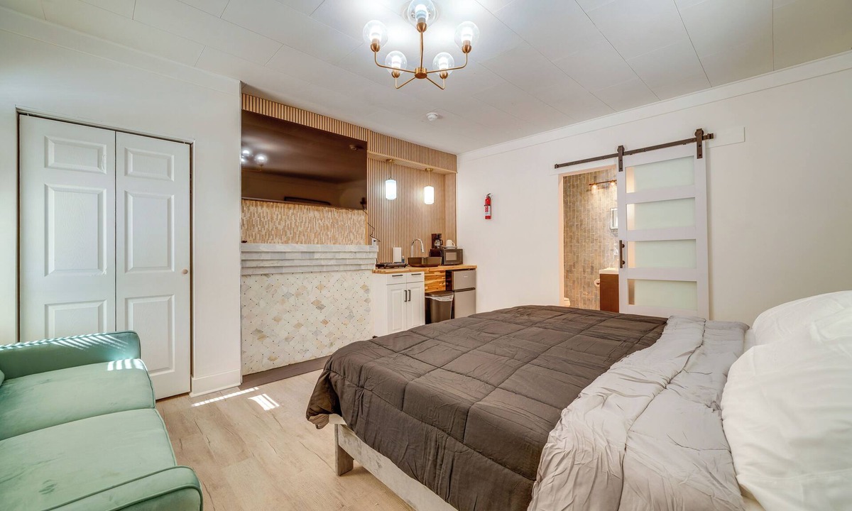 Bellepoint Apartment | Historic Hinton Gem: Walkable Luxury Near Dtwn!