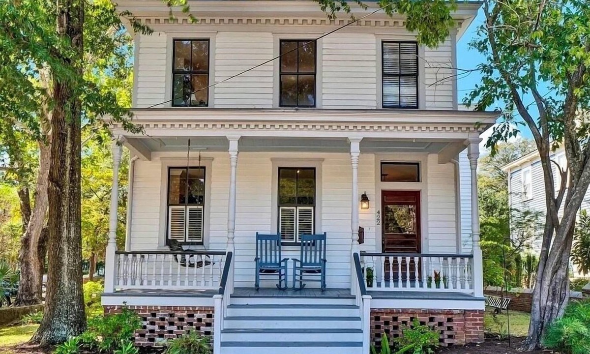 Wilmington Historic District House | Historic Home in Downtown Wilmington - One Block from Riverwalk -King Size Beds