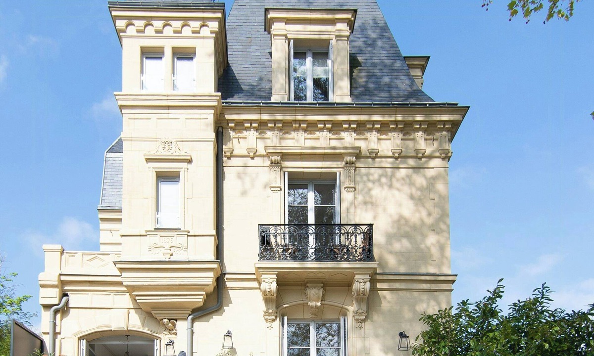 Chatou Apartment | Historic manor with private garden in Chatou