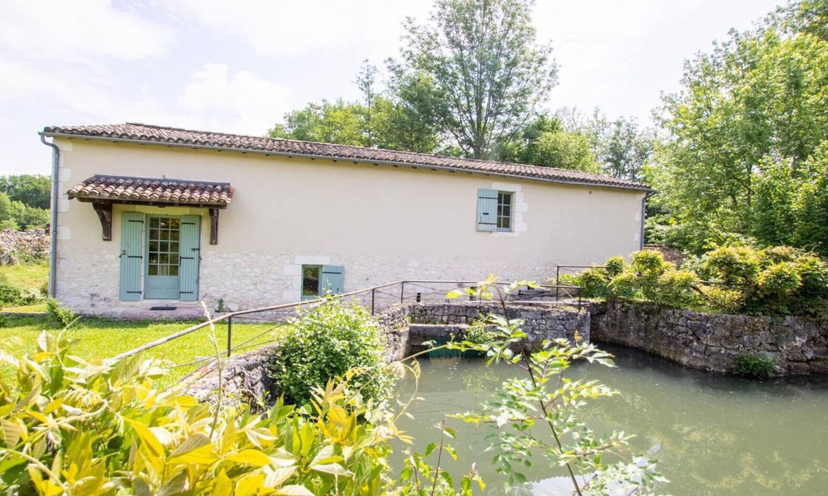 Conne-de-Labarde Cottage | Historic mill in Périgord with private garden, pets allowed