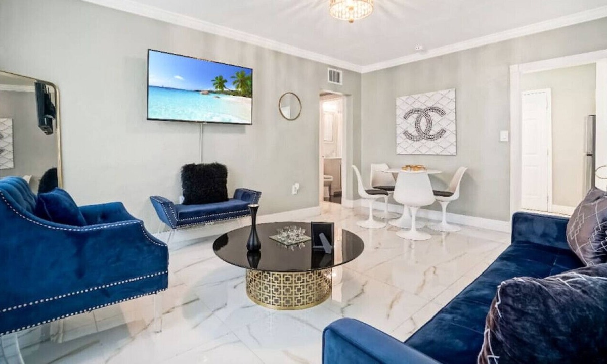 Northeast Miami Apartment | Historic MiMo District! Queen bed+Sofa bed+Parking