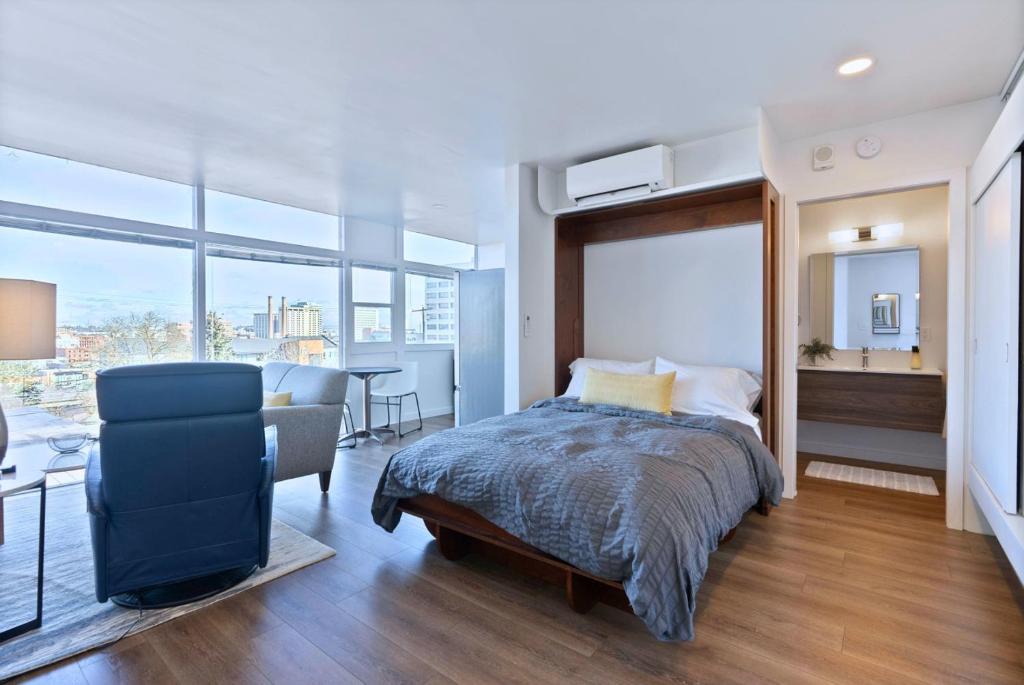 Cliff - Cannon Apartment | Historic Modern Apartment Park Free w DT Views