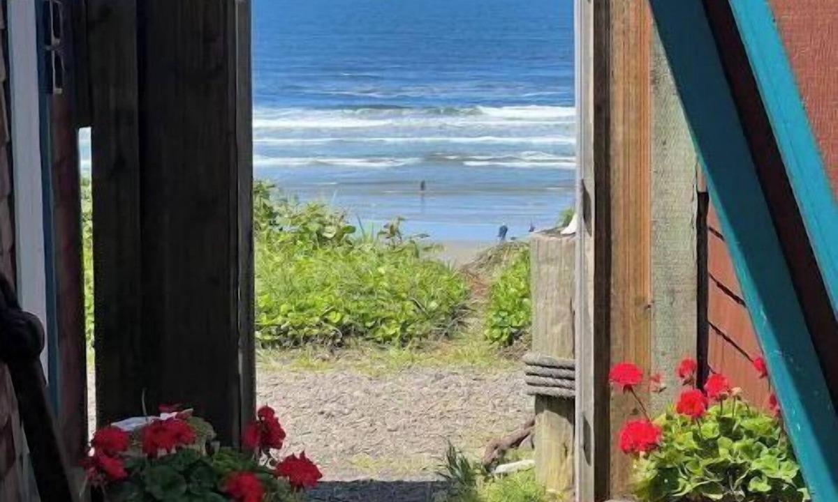 Newport Cottage | Historic Oceanfront Cottage in Charming Nye Beach