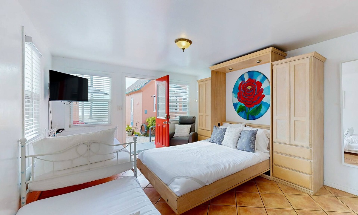 Townsite Cottage | Historic oceanfront studio with direct beach access, alfresco dining, & smart TV