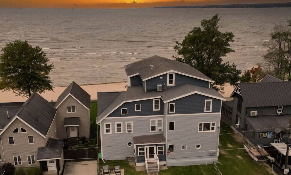 Sylvan Beach House | Historic Oneida Lakefront Home 14/BR Sleeps 42!