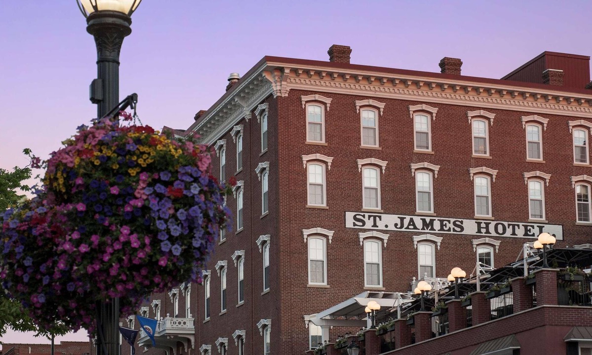 Red Wing House | Historic Red Wing Lux Hotel -Premium Room -Free Wifi -Bathrobes-Perfect Location