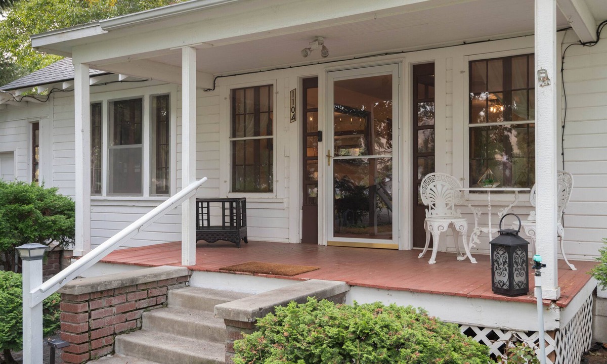 Prosser House | Historic River Front Farmhouse Near Wineries-Private waterfront! Winery tour!