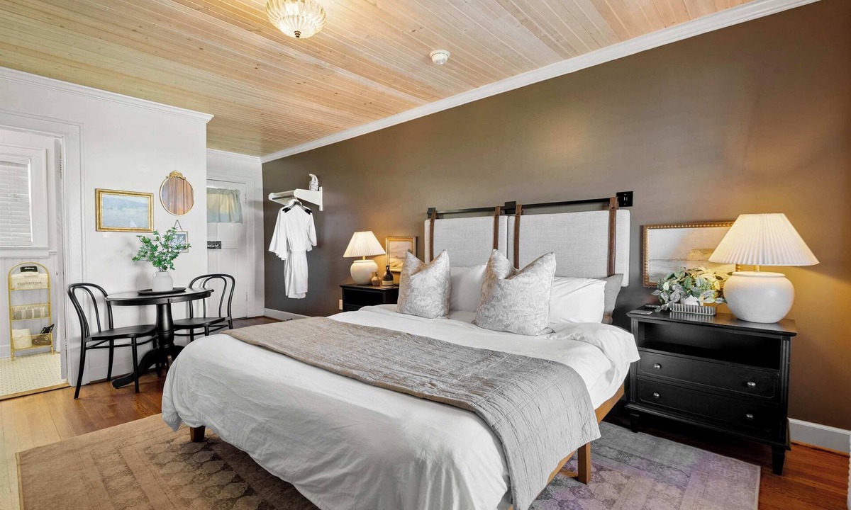 Lookout Valley Neighborhood Association Bed & Breakfast | Historic Riverview Inn - King Room Five