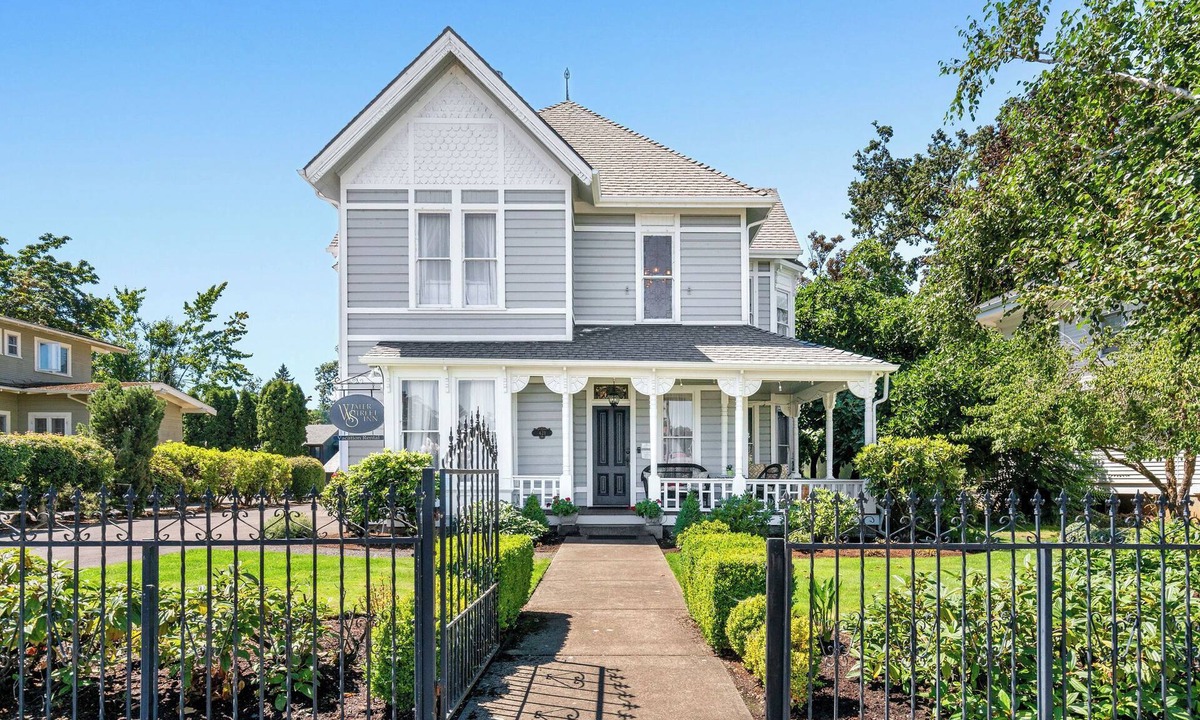 Silverton House | Historic Silverton Home 5 BR, 6 Bath. Ask about 6th & 7th bedroom add-ons.
