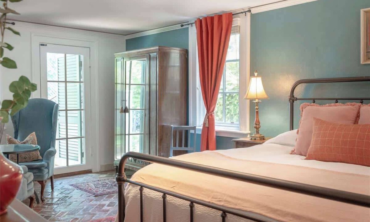 North Downtown House | Historic Suite with Fireplace & Patio-Altamont