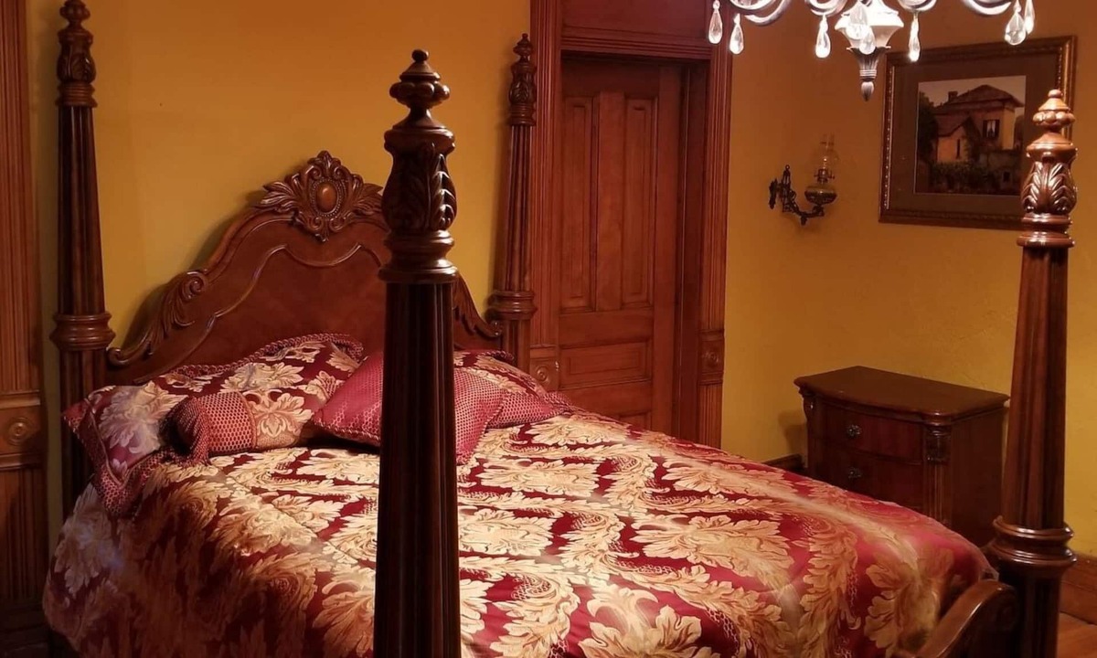 Folsom's Addition Bed & Breakfast | Historic Victorian Inn Gold Suite