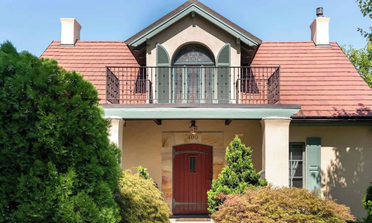 North Downtown House | Historic Villa Steps to Downtown - High Street Inn