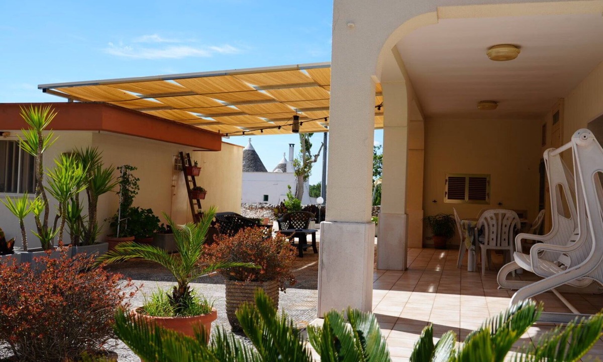 Ostuni Villa | Historic villa with trulli in Valle D'itria surrounded by nature