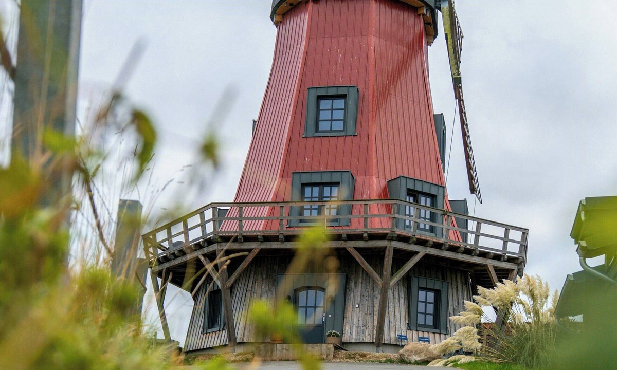 Beidenfleth House | Historic windmill on the Stör River with a view