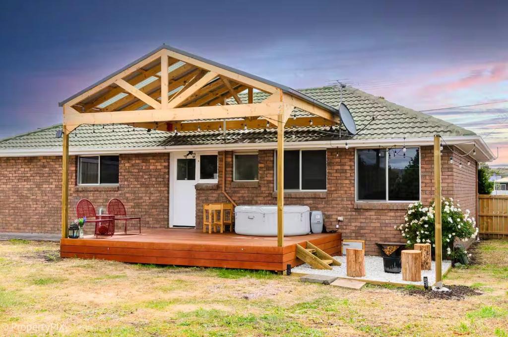 Sorell House | Hobart Family Retreat with Spa and Backyard Near Airport