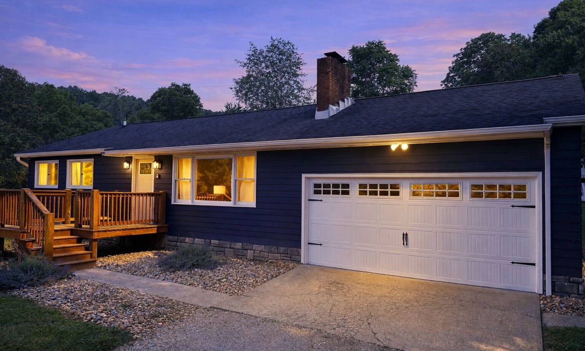 Logan Cottage | Hocking Cottage: 3 BR 2 BA for 6 w/Hot tub, Arcades, Fire pit, Wifi on 10 acres
