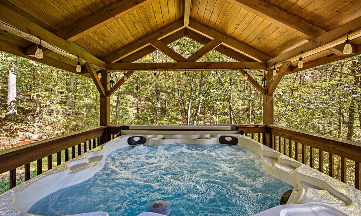 Logan Cabin | Hocking Hills Secluded Cabin Hot Tub Fireplace