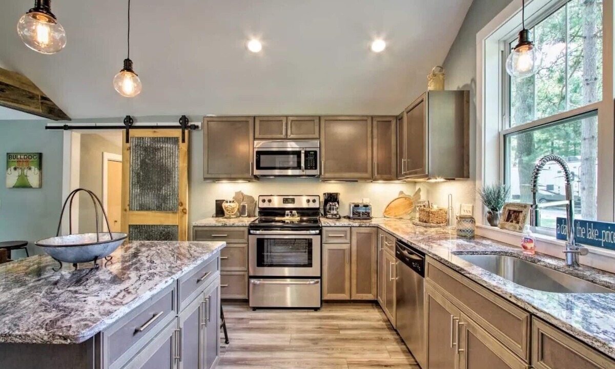 Holcombe Cottage | Holcombe Lakefront Cottage