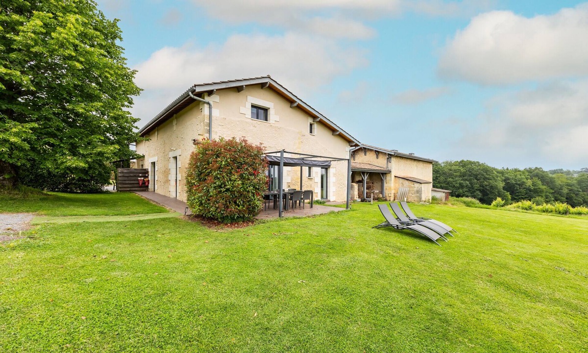 Saint-Caprais-de-Bordeaux Villa | Holiday Home “Gîte Canteloup” with Shared Pool, Terrace and Wi-Fi