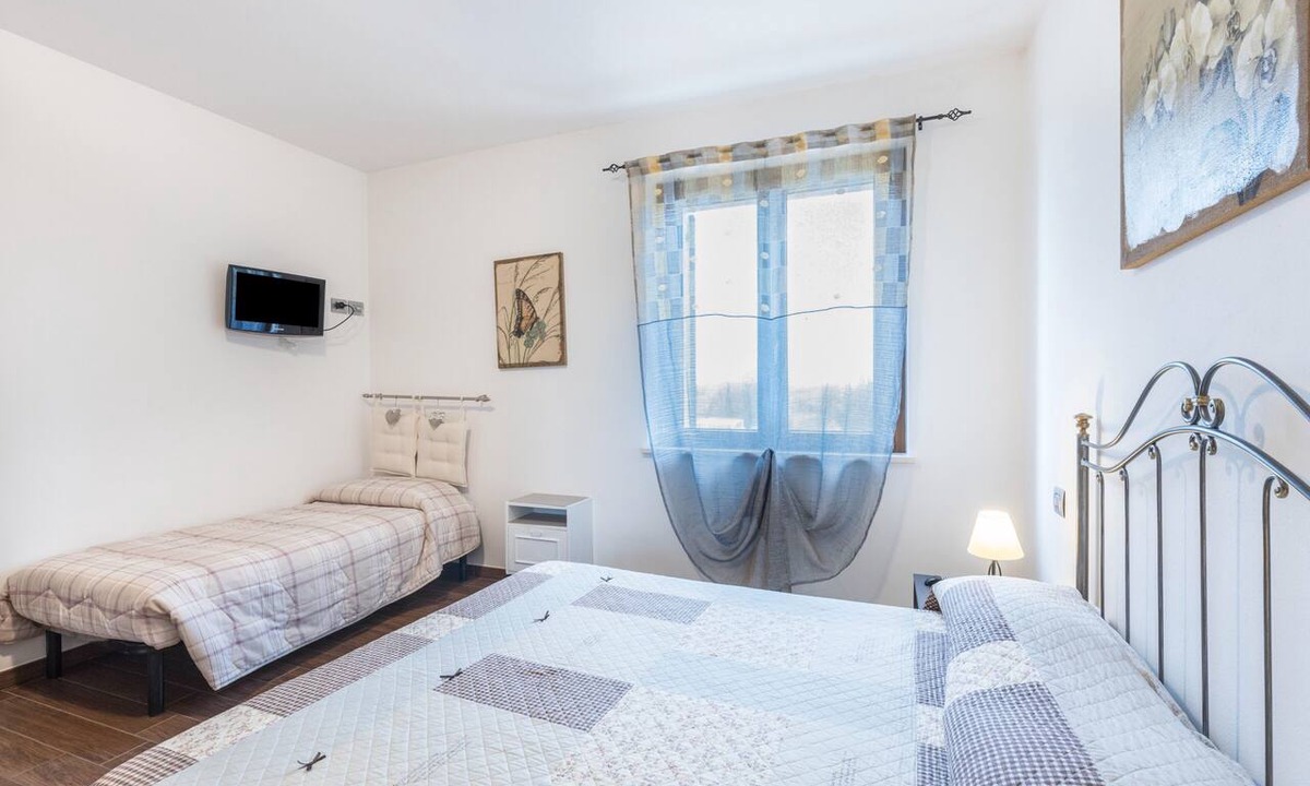 Villafranca di Verona Apartment | Holiday Apartment "La Siesta" with Shared Garden, Balcony and Wi-Fi