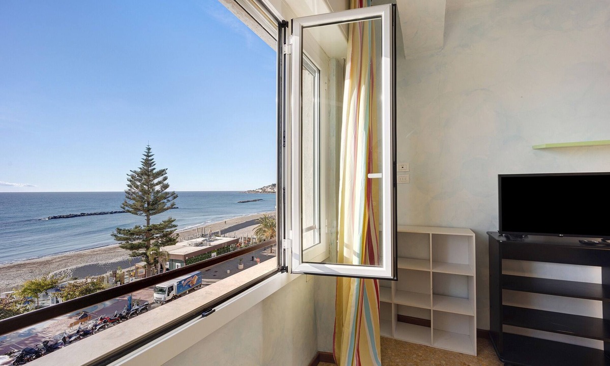 Arma di Taggia House | Holiday Accommodation "Casa Fronte mare" with sea front view