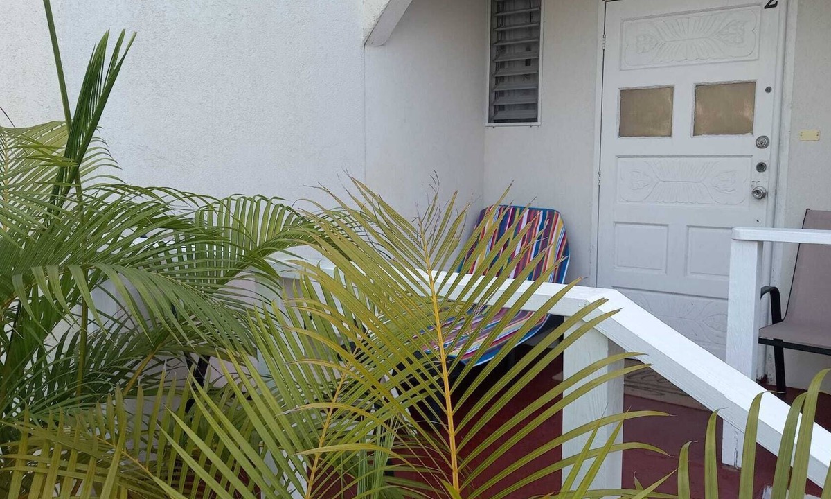 Derricks Apartment | Holiday accommodation 1 minute walk to west coast beach!