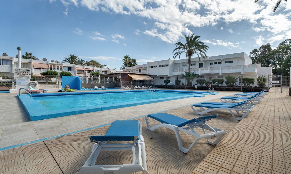 Las Rosas Apartment | Holiday Accommodation "Big 2-berdroom in Tenerife South" overlooking the main plaza