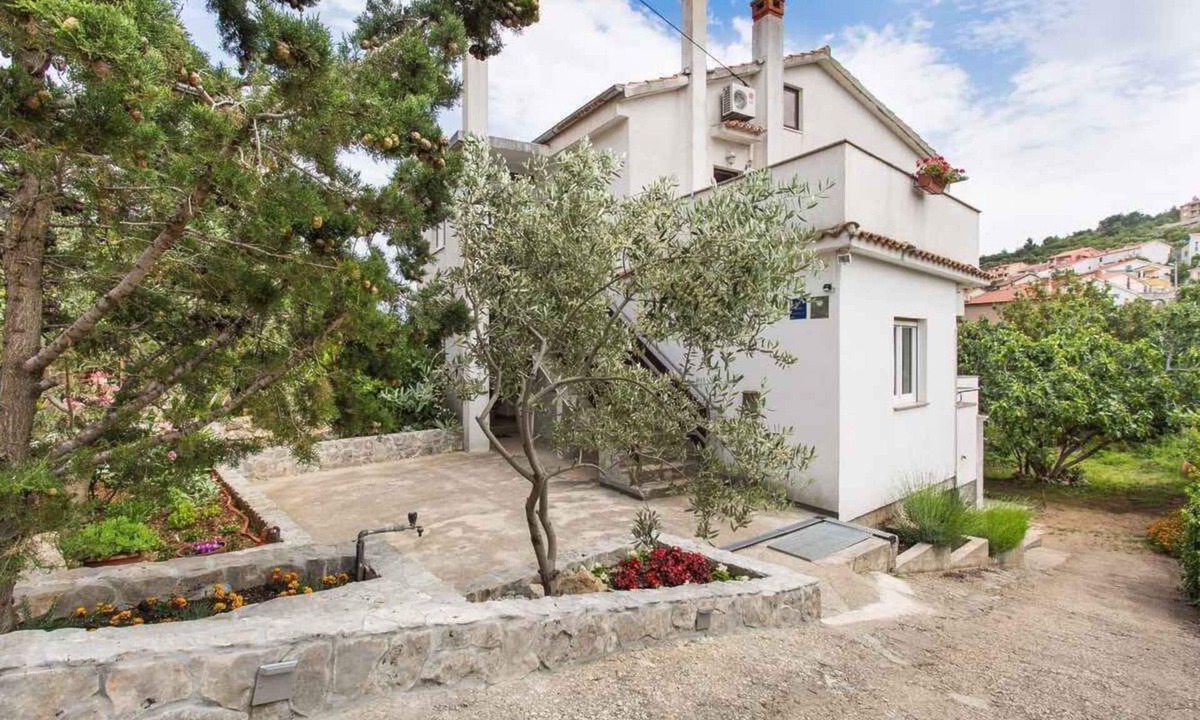 Vrbnik Apartment | Holiday apartment 300m from the sea