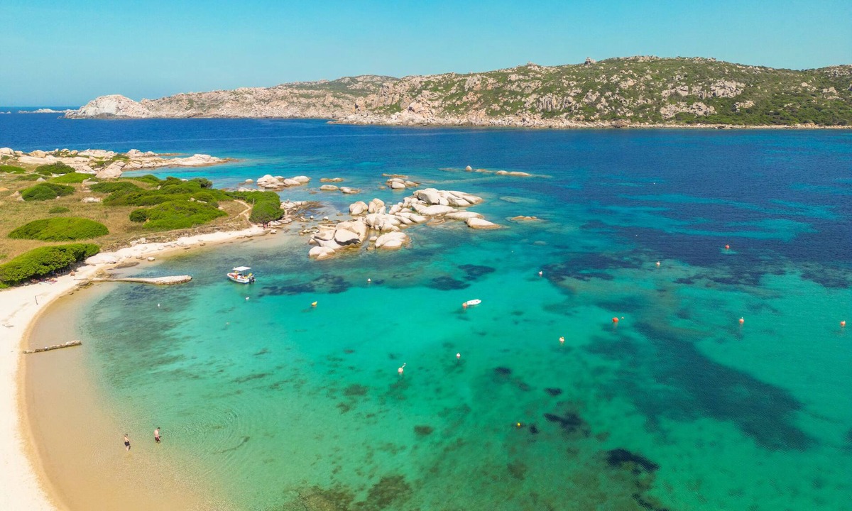 Capo Testa Apartment | Holiday Apartment 'Agostino' close to the Beach with Shared Terrace, Shared Garden & Wi-Fi