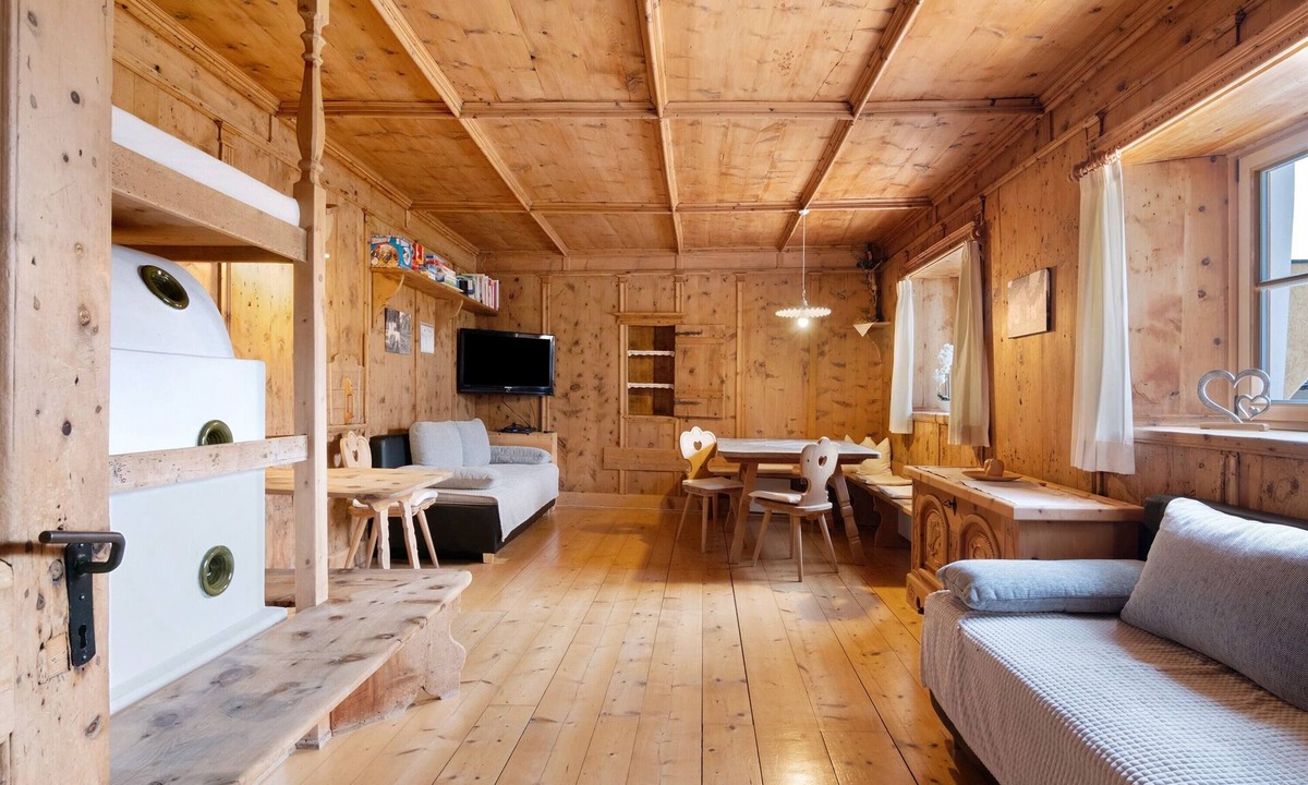 Silandro Apartment | Holiday Apartment 'Bertollhof Apfelerlebnis' with Mountain View, Shared Garden and Wi-Fi