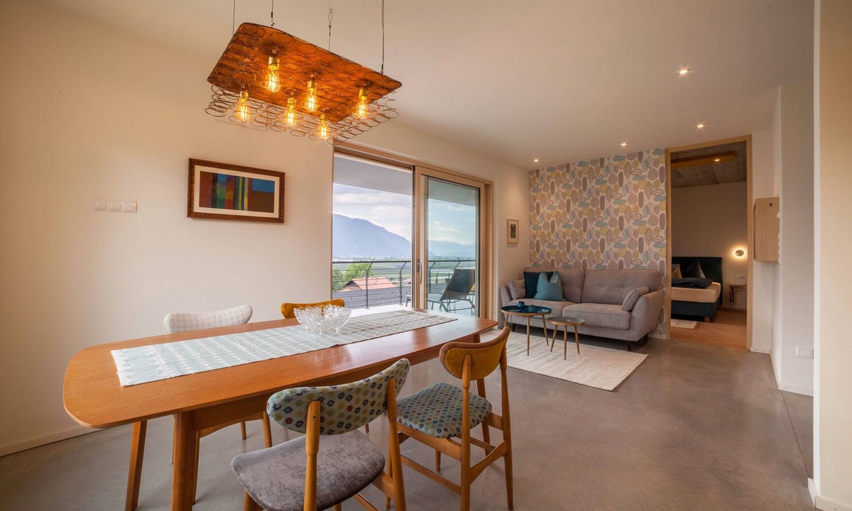Cermes Apartment | Holiday Apartment "Das Eckige" with Mountain View, Wi-Fi, Garden & Terrace