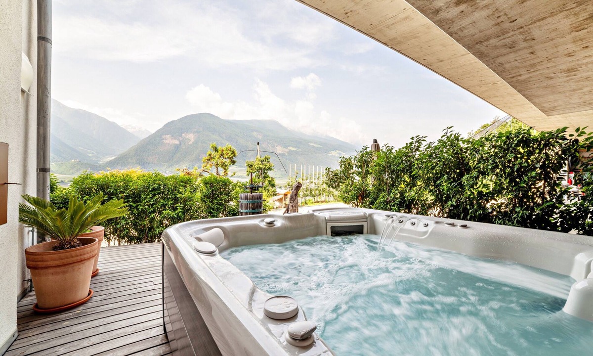 Laces Apartment | Holiday Apartment "Langstein Sonnenblume" with Mountain View, Balcony and Wi-Fi