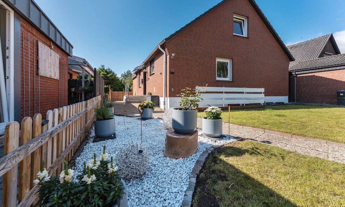 Damp Apartment | Holiday Apartment 'Ostseeclick' with Private Garden and Wi-Fi