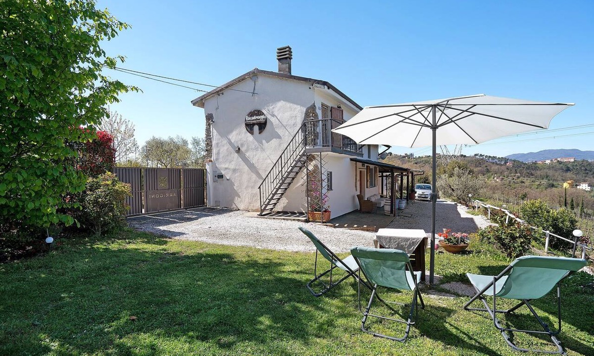 Arcola Apartment | Holiday Apartment "Rosadimaggio Camelia" with Garden & Wi-Fi