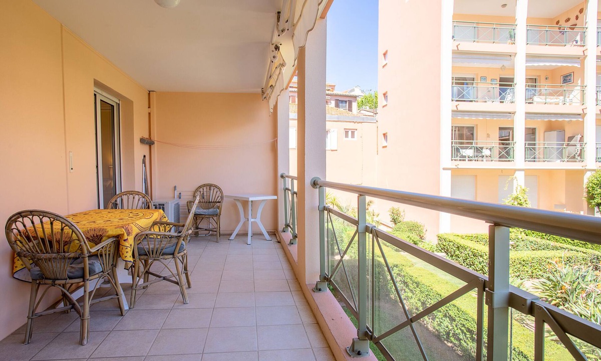 Sainte-Maxime City Centre Apartment | Holiday Apartment "Stomolocation" with Private Terrace, A/C & Wi-Fi