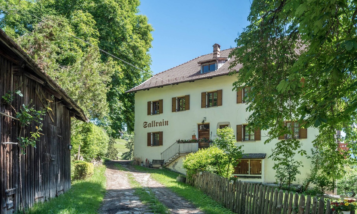 Collalbo Apartment | Holiday Apartment 'Sallrain Hof 1' with Mountain View & Balcony