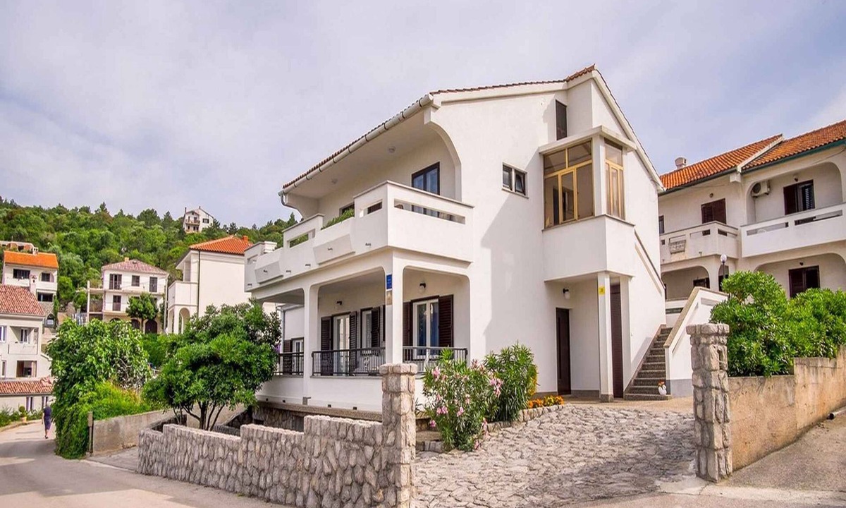 Vrbnik Apartment | Holiday apartment with sea view and close to the beach
