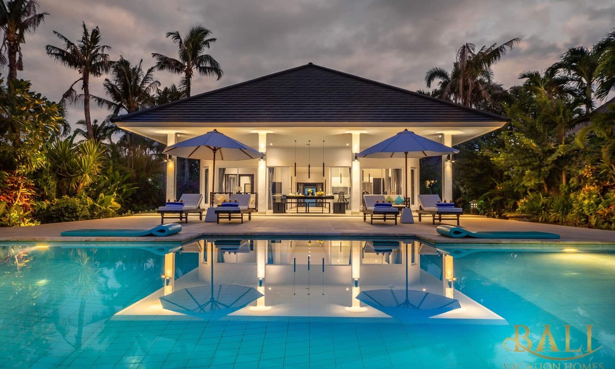 Dencarik Villa | Holiday Beachfront Villa Lovina Beach with private pool!