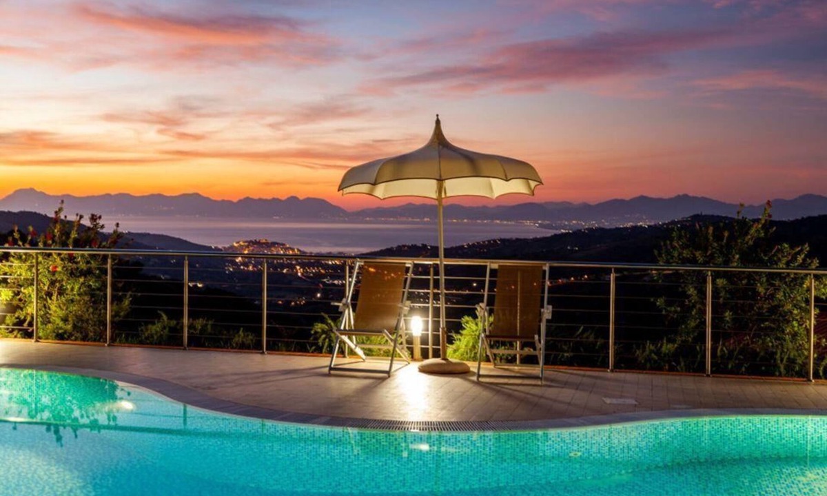 Laureana Cilento House | Holiday flat 'Pomegranate' with pool