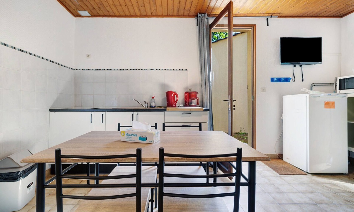 Calviac-en-Perigord House | Holiday Home "Maison 4 Personnes" with Shared Pool