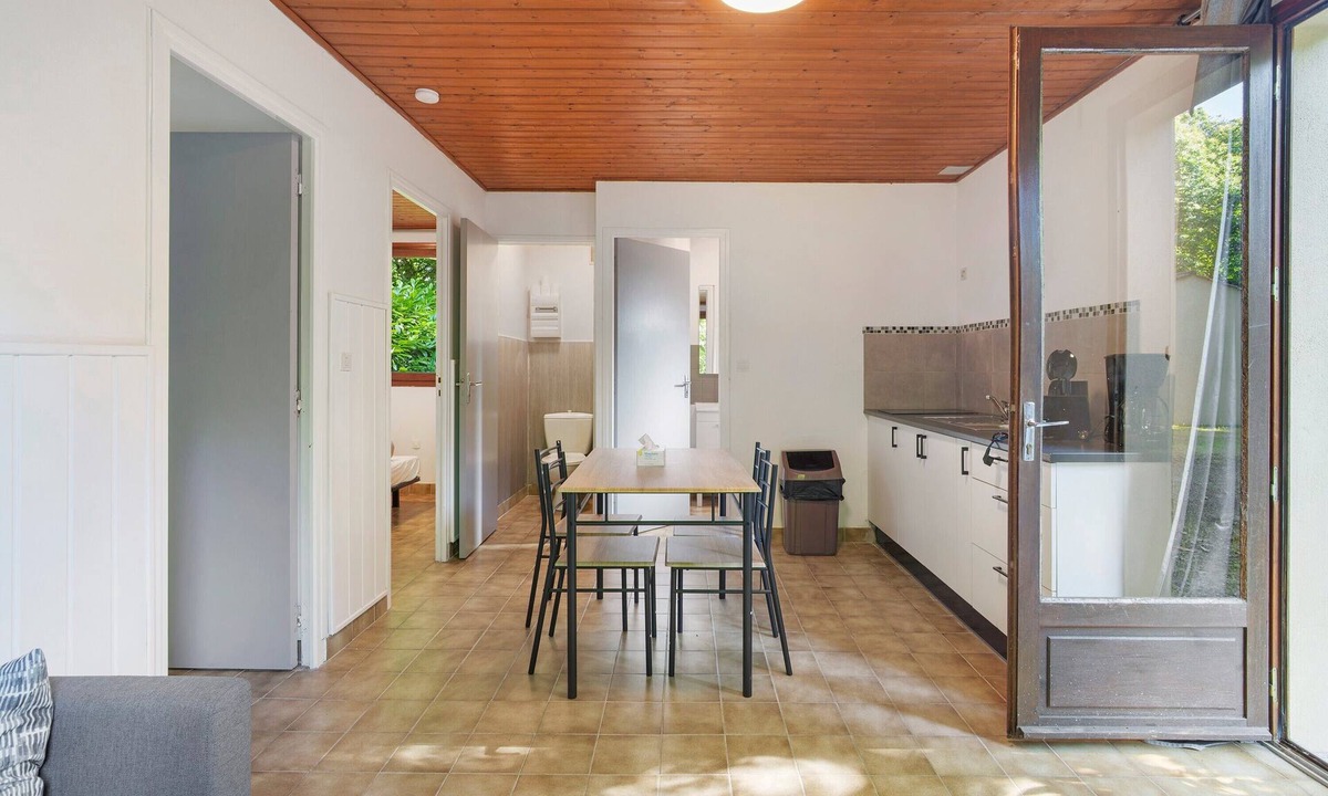 Calviac-en-Perigord House | Holiday Home "Maison 4 Personnes" with Shared Pool