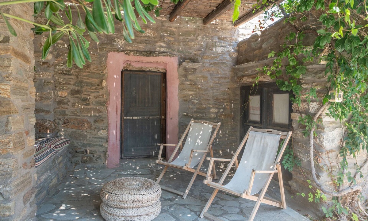 Agios Ioannis House | Holiday Home 'Stone House By Anemos' with Private Terrace and Private Garden
