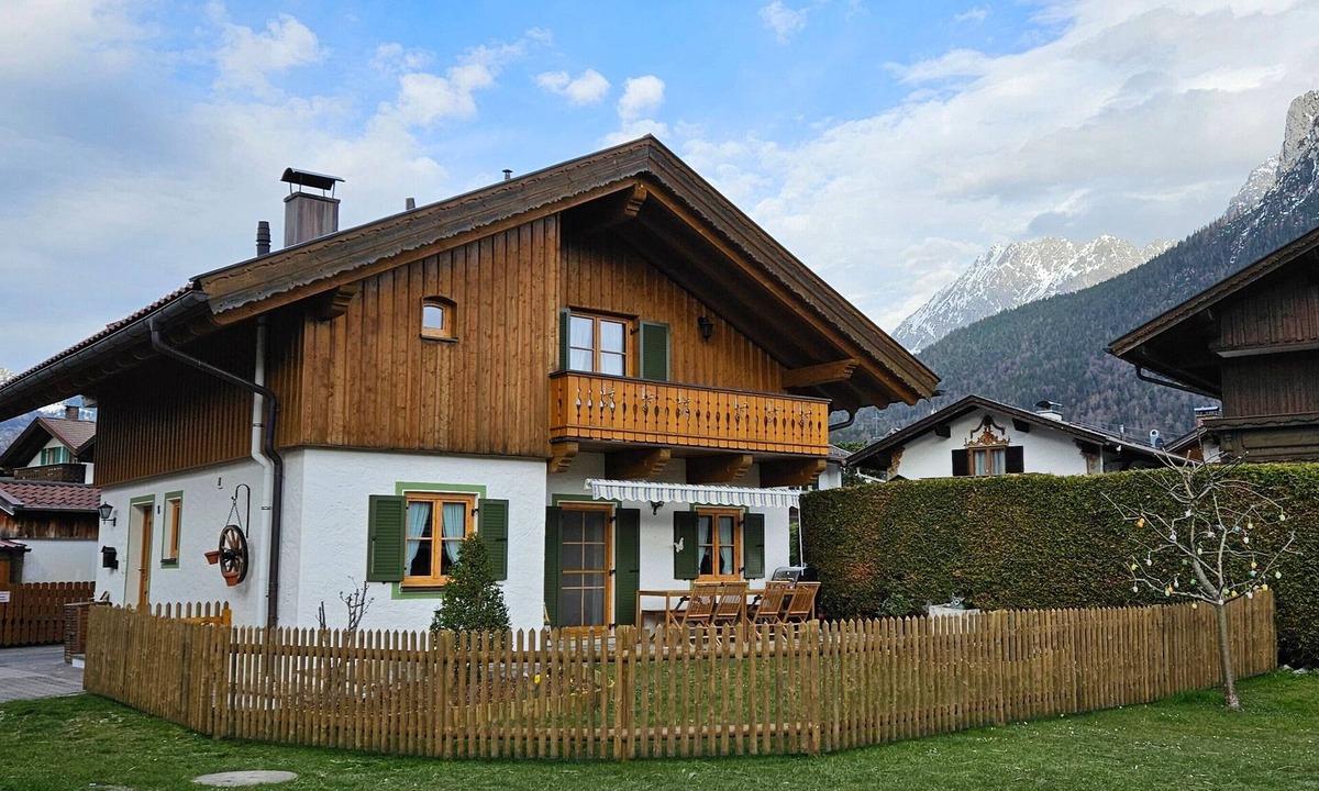 Mittenwald House | Holiday Home 'Bletschers Hoamat' with Mountain View, Private Terrace and Wi-Fi