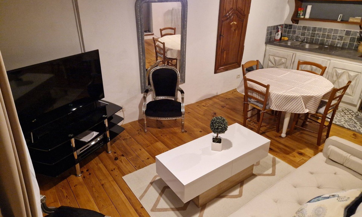 Freychenet House | Holiday Home 'Charmante Petite Grange' with Mountain View and Wi-Fi