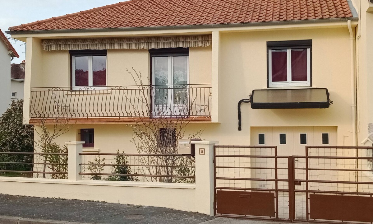 Montlucon House | Holiday Home "complète" with Balcony & Wi-Fi